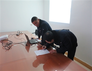 柳东中队与市容巡查员签定巡查电车安全责任书