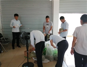 信息中心发放2019年高温清凉饮料慰问品