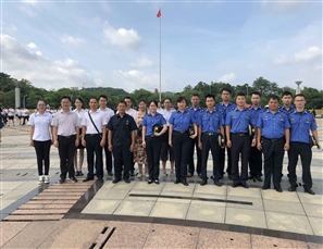 信息中心党员参加“七一”升国旗暨党员重温入党誓词仪式