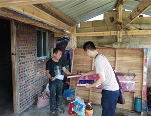 信息中心开展中秋入户扶贫慰问活动
